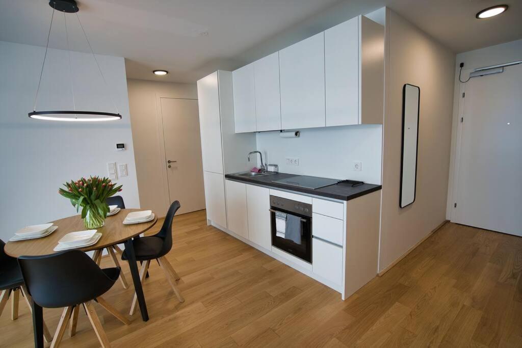 Modern Apartment Near Stadtpark Viena Exterior foto